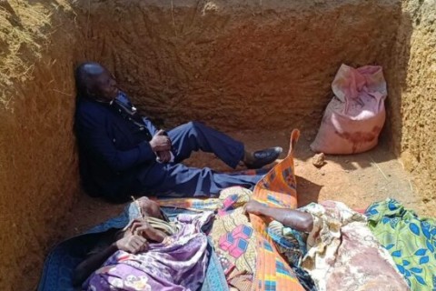 Pastor nigeriano chora dentro de vala comum ao enterrar vítimas de novo ataque contra cristãos